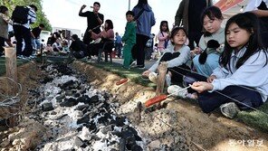 백 투 더 선사시대… “불 피워 고기 구워요”