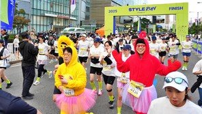 “이색 복장 입고 뜁니다” 스타일런