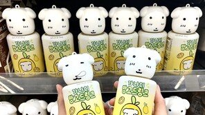 10배 웃돈 거래까지…편의점서 없어서 못 파는 ‘병뚜껑과 스티커’