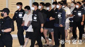 수갑 찬 채 64명 국내송환… 경찰, 조사뒤 구속영장 신청