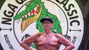 “숨이 멎을 때까지 운동한다”…100세 보디빌더의 외침