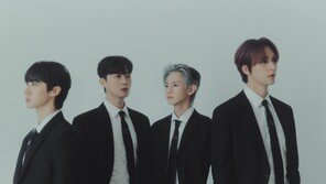 콘서트서 윤두준 대신 ‘탈퇴’ 용준형 사진 사용 논란…“명백한 실수”