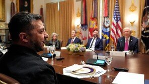 트럼프, 젤렌스키에 욕설하며 지도 내던져…“러 요구 안따르면 파멸당할것”