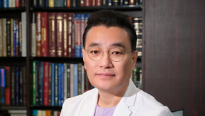 식당서 밥먹다 ‘쿵’ 쓰러진 손님…옆 테이블 성형외과 의사가 살렸다