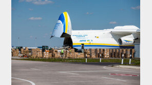 활주로 이탈 해 차에 충돌…홍콩서 화물기 바다에 추락, 2명 사망