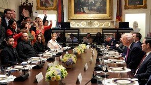 트럼프, 젤렌스키에 지도 던지고 욕설… “당신 지고 있어, 합의 안하면 파멸” 압박