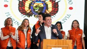 볼리비아 20년 좌파 정권 무너졌다…중도파 파스 대통령 당선