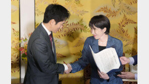 다카이치, 곡절끝 ‘우클릭 연정’으로 총리에… 곧바로 외교 시험대