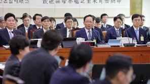 與 “李 재판 이례적 빨라, 조희대 개입 의심”… 野 “현직 대통령 5개 재판 계속 진행시켜야”