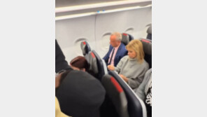 이코노미석서 포착된 美장관 부부…“개인전용기 진보정치인과 대조”