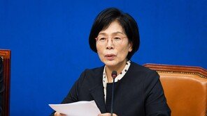 최민희측 “딸 결혼식 날짜 유튜브 보고 알아…기업·피감기관에 청첩장 전달 안해”