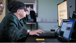 황반변성 치료 청신호…2시간 수술로 칩 이식해 시력 찾았다