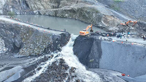 8m 흙탕물 웅덩이로 추락한 트럭기사 실종…이틀째 수색