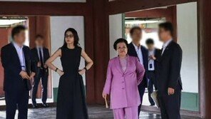 김건희, 슬리퍼 신고 이배용과 경회루에?…사적으로 고궁 이용 의혹 확산