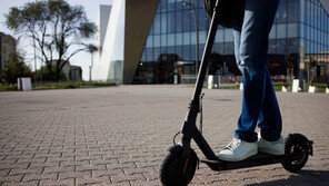 여중생 탄 킥보드 아이에 돌진…막아선 30대母 충돌해 중태