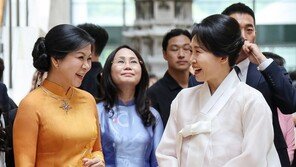 김혜경 여사 “한복 입으면 자세와 마음가짐 달라져”