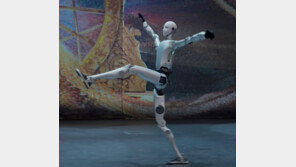 눈코입 뚜렷한 얼굴로 발레하는 中 로봇… “휴머노이드 ‘H2’, 인간 동작과 가장 비슷”