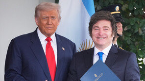 트럼프의 ‘남미 트럼프’ 구하기… 통화스와프 이어 소고기 수입