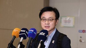 ‘미운 정’ 쌓였나… 김정관-러트닉 협상 타결 뒤 ‘뜨거운 포옹’