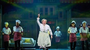 깔깔 웃다 찡해지는 ‘미세스 다웃파이어’-금기 도전한 당찬 여성 ‘레드북’