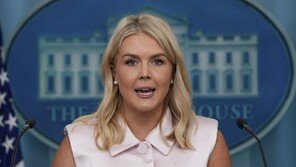 “네 엄마가 했을걸” 백악관 대변인, 30년 경력 기자 조롱