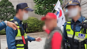 “태극기 들고 귀가하는데 경찰이 제지”…과도한 공권력 논란 확산