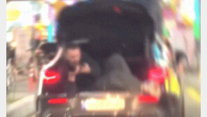 달리는 차 트렁크에 누운 외국인이…“답 없는 사람” 뭇매 [e글e글]