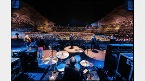 ‘브릿팝 상징’ 오아시스 내한공연…남녀노소 시대 초월 ‘청춘의 감성’ 건드린 무대