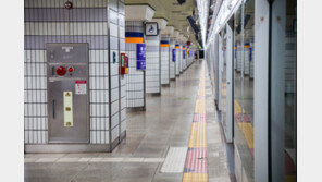 “다 죽을텐데”…지하철 승객 위협한 50대, 가방엔 흉기 8자루