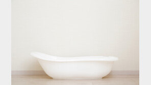 “아기 욕조에 두고 TV 봤다”…의식불명 만든 30대엄마