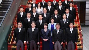 푸른옷-진주목걸이 ‘대처 바라기’ 다카이치