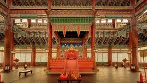 김건희, 대통령도 못앉는 경복궁 ‘용상’ 앉아