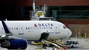 델타항공 “탑승객 음식 썩어 악취”…LA발 항공편 결국 ‘회항’