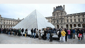 루브르 도난 보석가치 1460억원… 뻥뚫린 보안, 보험가입도 안해