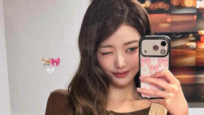 장원영, 긴 웨이브 헤어+윙크 포즈…“그림 속 요정 같아”