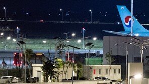 “당국 요청 따라 먼저 내립니다”…수갑찬 채 내린 캄보디아 추가 송환자