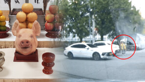 도로 한복판서 ‘자동차 고사’…지나는 차량엔 북어 던져 [e글e글]