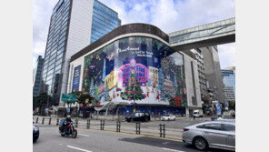 “산타, 루돌프 그리고 선물” 백화점들은 벌써 크리스마스