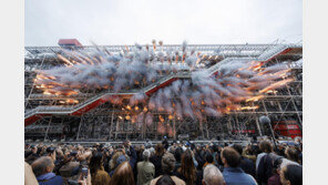 “5년뒤에 만나요”… 佛 퐁피두센터 ‘휴관 불꽃놀이’