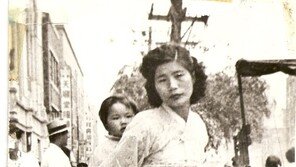 아이를 업고 세상을 찍다