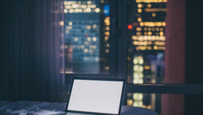 “침실조명-TV 켜놓고 자면…심장병 위험 50% 높아져”