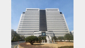 신용카드 돌려달라는 아내 흉기로 살해, 60대 징역 17년