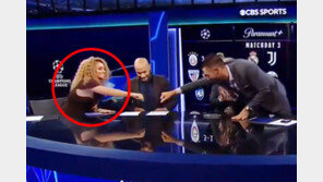 손 뻗는 순간 女진행자 드레스 ‘쫘~악’…생방송 사고 (영상)