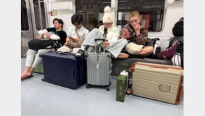 5호선 점령한 외국인 승객들, 맨발로 코 파며 스피커 시청… “추하다”