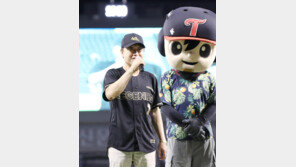 ‘1990년 LG 우승 멤버’ 김재박 전 감독, 한국시리즈 1차전 시구