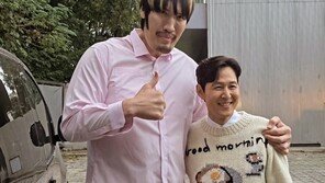 이정재, 키 218㎝ 최홍만 옆에서 ‘쪼꼬미 반전 비주얼’