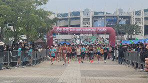 천안이봉주마라톤 6000여명 참가…이봉주도 함께 달려