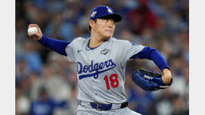 야마모토, 24년 만에 PS ‘연속 완투승’…WS 2차전 다저스 5-1 토론토