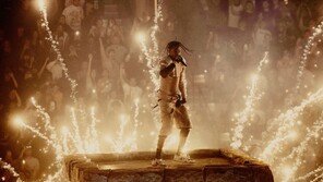 “서울, 사랑해” 태극기 두른 트래비스 스캇의 첫 내한 무대