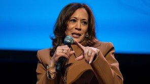 해리스, 美대선 재도전 시사…배넌 “트럼프 3선할 것”